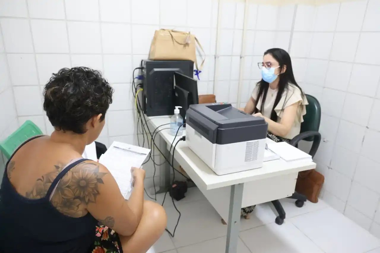 Médica no consultório de atendimento